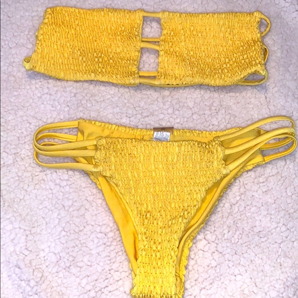 Yellow swimsuit! 💛